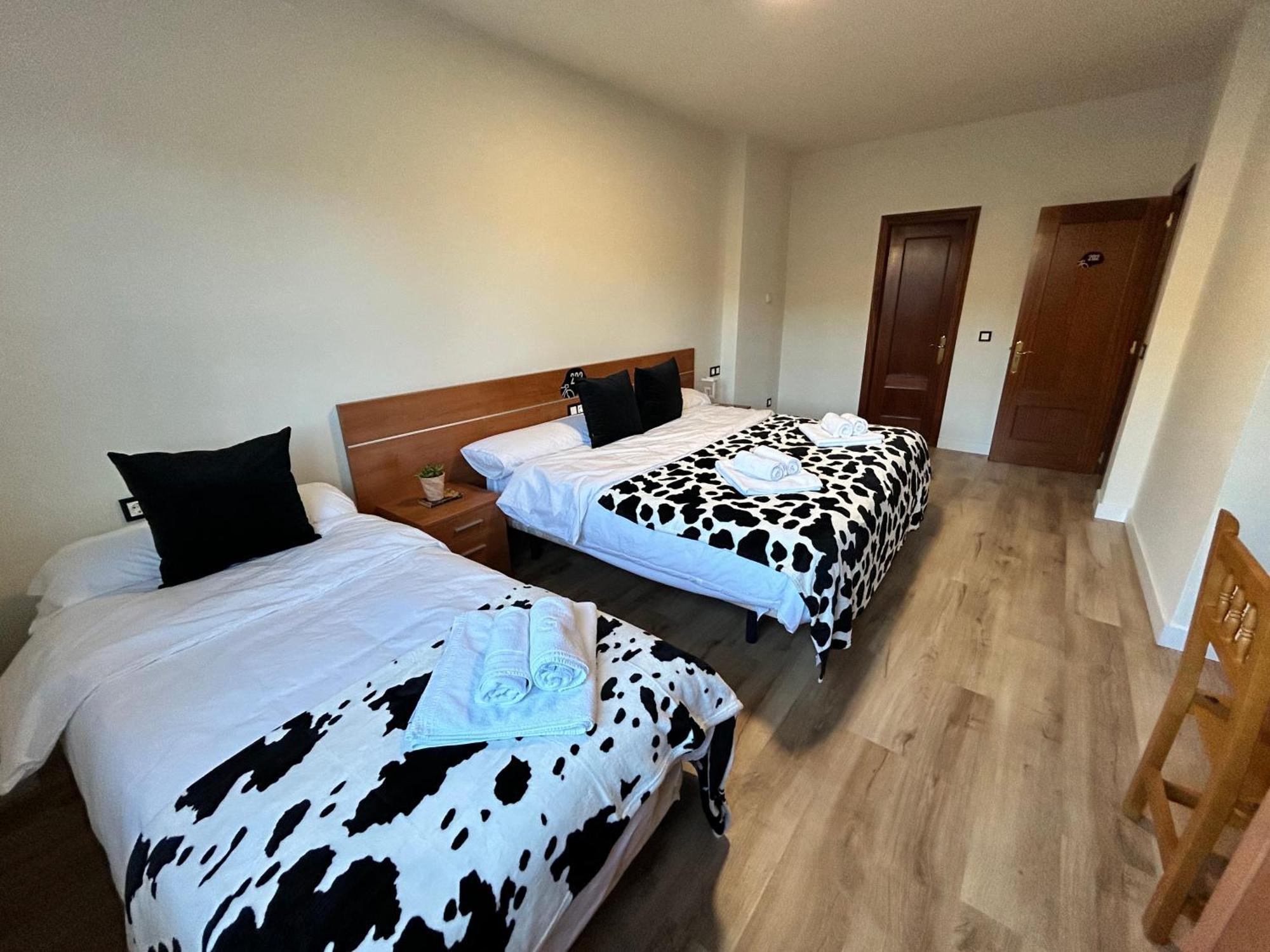 Bicis & Vacas Hotel La Pola de Gordon Exterior photo